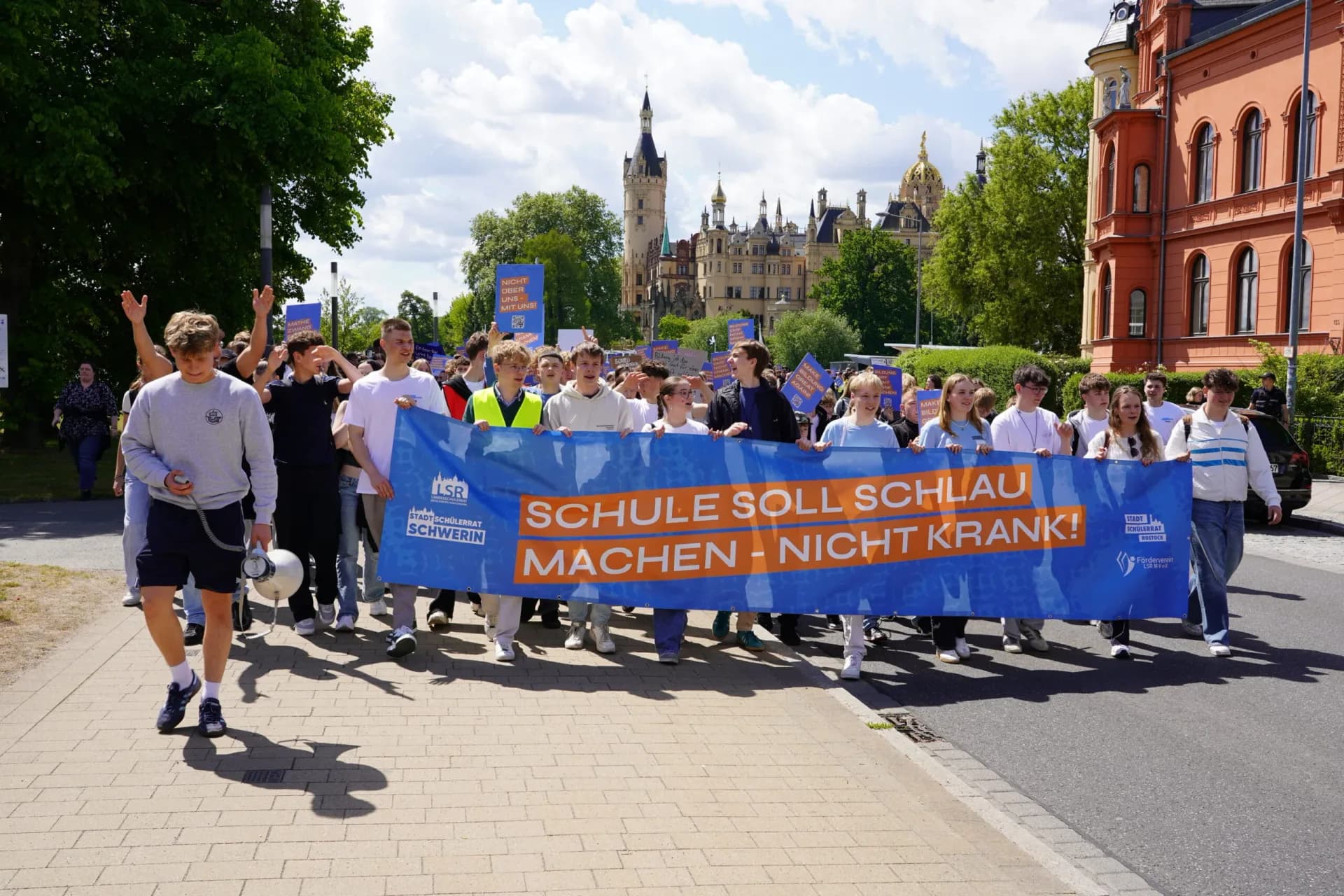 Demonstrationszug des Bildungsprotests in Schwerin mit Banner